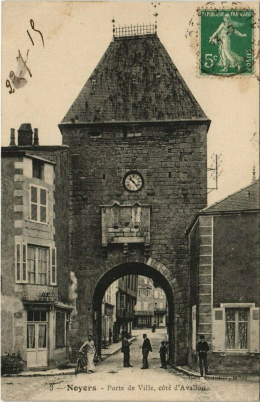 Carte postale ancienne Noyers - Porte de ville cote d'Avallon à Noyers