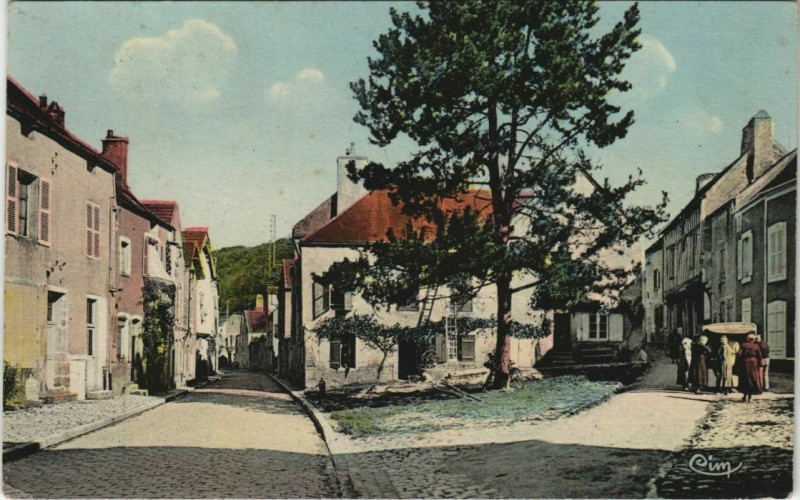 Carte postale ancienne Noyers-sur-Serein - Place de la madeleine et la rue de venoise à Noyers