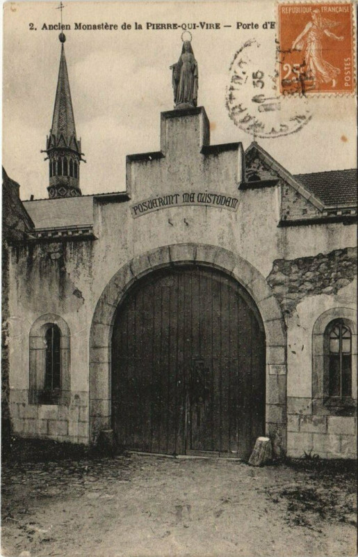 Carte postale ancienne Ancien monastere de la Pierre-qui-Vire - porte d'entrée principle