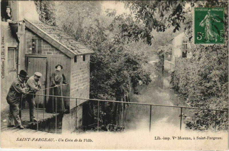 Carte postale ancienne Saint-Fargeau - un coin de la ville à Saint-Fargeau
