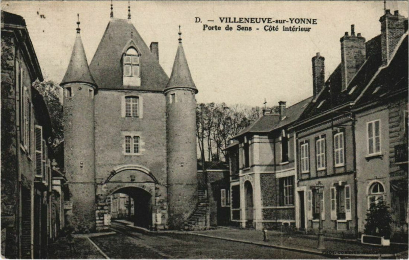 Carte postale ancienne Villeneuve-sur-Yonne - Porte de Sens à Villeneuve-sur-Yonne
