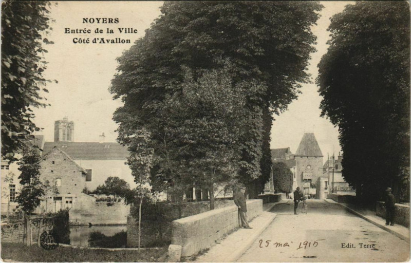 Carte postale ancienne Noyers - entrée de la ville cote d'Avallon à Noyers