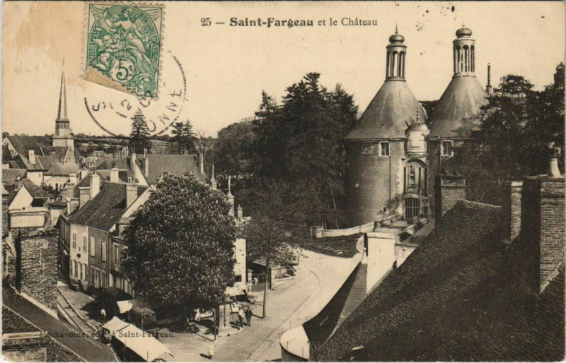 Carte postale ancienne Saint-Fargeau - et le chateau à Saint-Fargeau