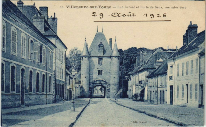 Carte postale ancienne Villeneuve-sur-Yonne - rue carnot et porto de Sens à Villeneuve-sur-Yonne