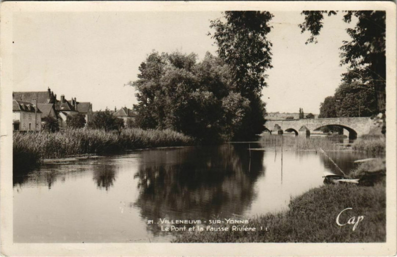 Carte postale ancienne Villeneuve-sur-Yonne - le pont et la pausse riviere à Villeneuve-sur-Yonne