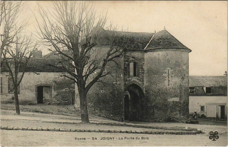 Carte postale ancienne Joigny - La porte du bois à Joigny