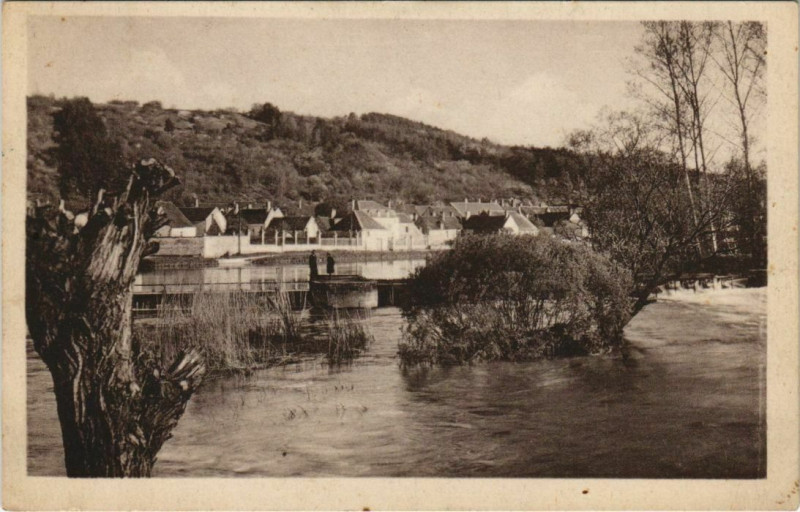 Carte postale ancienne Mailly-la-Ville - Le pays et sa colline à Mailly-la-Ville