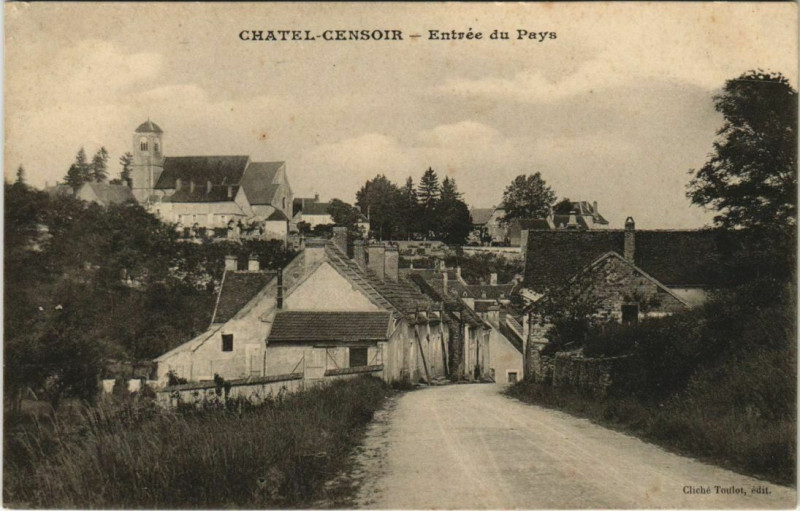 Carte postale ancienne Chatel-Censoir - Entrée du pays à Châtel-Censoir