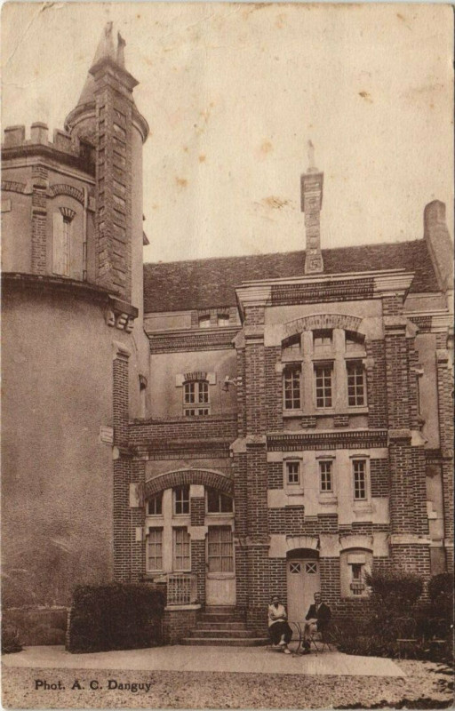 Carte postale ancienne Joigny Chateau de Longueron à Joigny