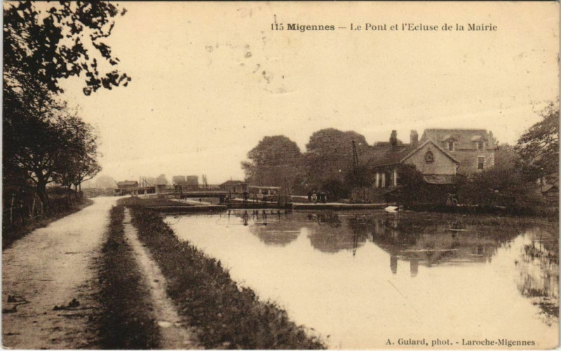 Carte postale ancienne Migennes - Le Pont et l'Ecluse de la Mairie à Migennes
