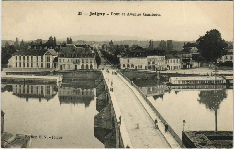 Carte postale ancienne Joigny - Pont et Avenue Gambetta à Joigny