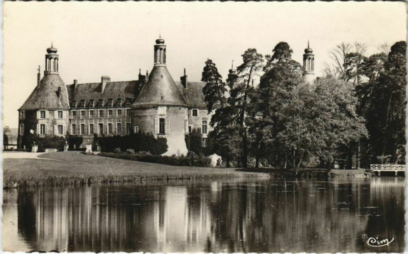 Carte postale ancienne Saint-Fargeau - Le Chateau et la Piece d'Eau à Saint-Fargeau