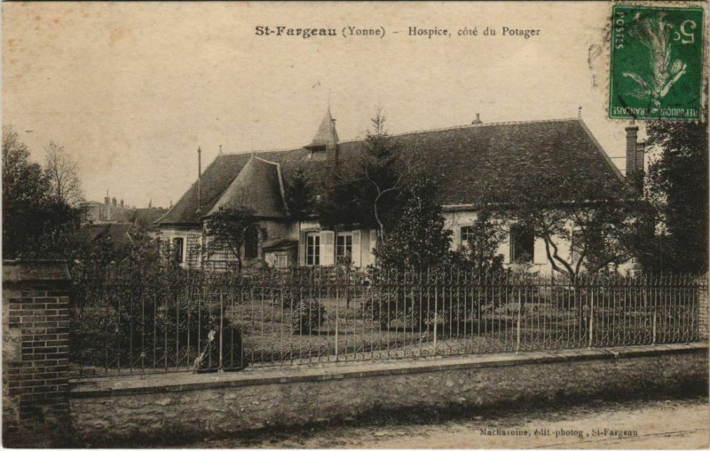 Carte postale ancienne Saint-Fargeau - Hospice cote du Potager à Saint-Fargeau