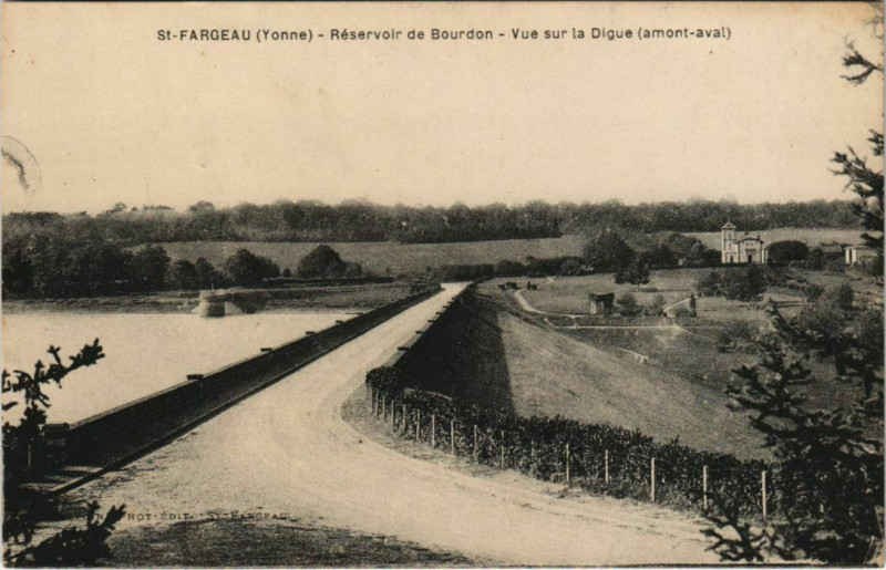 Carte postale ancienne Saint-Fargeau - Reservoir de Bourdon à Saint-Fargeau