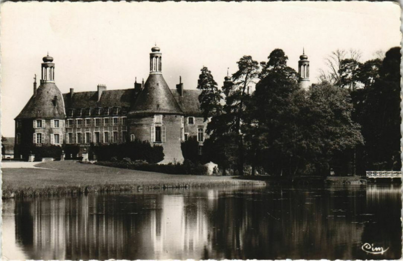 Carte postale ancienne Saint-Fargeau - Le Chateau et la Piece d'eau à Saint-Fargeau