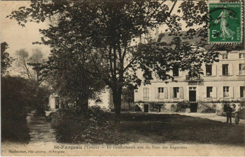 Carte postale ancienne Saint-Fargeau - La Gendarmerie à Saint-Fargeau