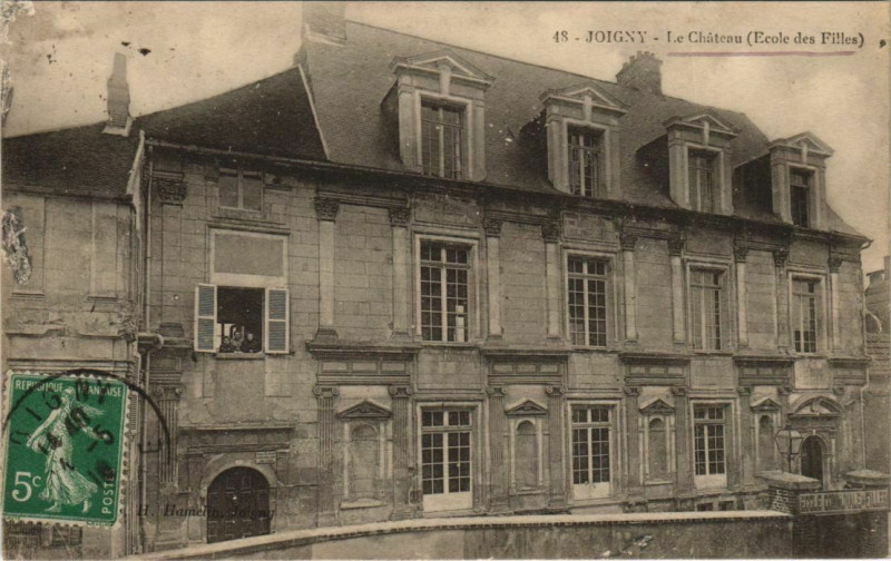 Carte postale ancienne Joigny - Le Chateau (Ecole des Filles) à Joigny
