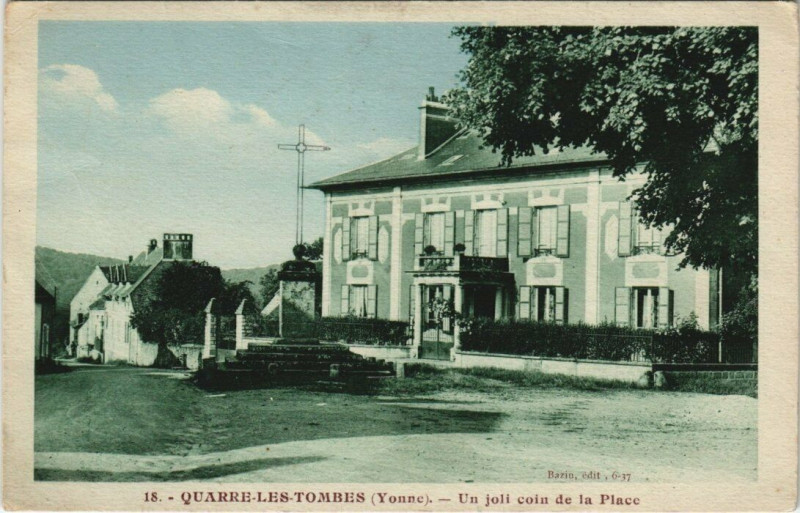 Carte postale ancienne Quarre-les-Tombes - Un joli coin de la Place à Quarré-les-Tombes