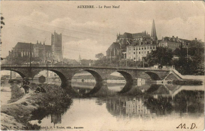 Carte postale ancienne Auxerre Le Pont Neuf à Auxerre