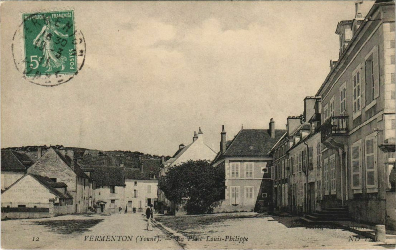 Carte postale ancienne Vermenton La Place Louis-Philippe à Vermenton