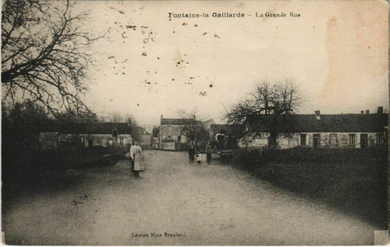 Carte postale ancienne Fontaine-la-Gaillarde La Grande Rue à Fontaine-la-Gaillarde