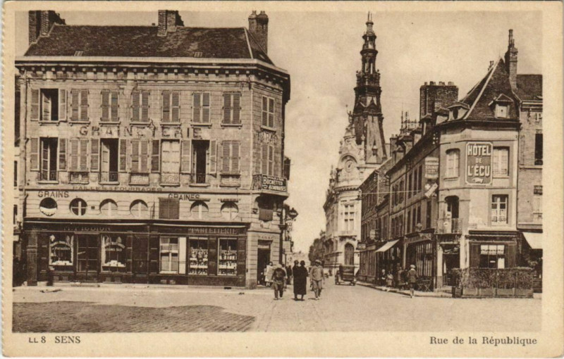 Carte postale ancienne Sens Rue de la Republique à Sens