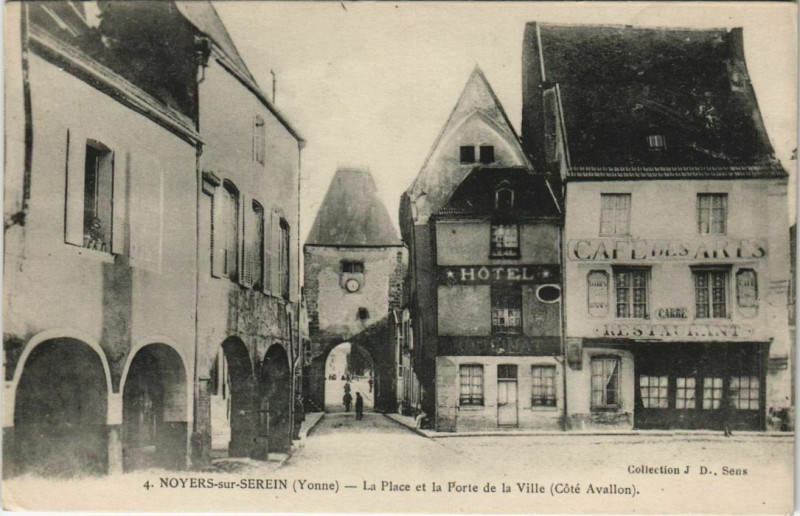 Carte postale ancienne Noyers-sur-Serein La Place et la Porte à Noyers
