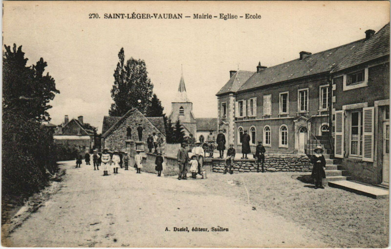 Carte postale ancienne Saint-Leger-Vaban Mairie Eglise Ecole