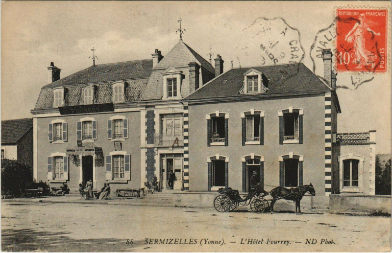 Carte postale ancienne Sermizelles Hotel Fourrey à Sermizelles