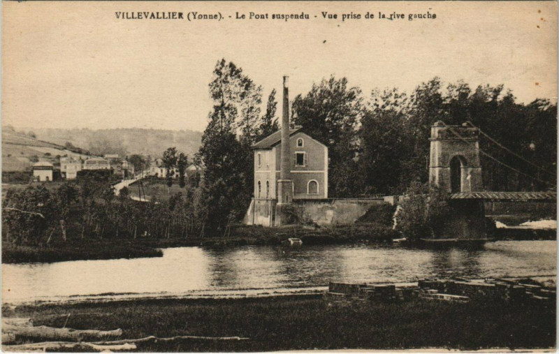 Carte postale ancienne Villevallier - Le Pont sustendu - Vue prise de la rive à Villevallier