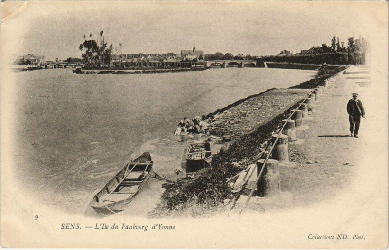Carte postale ancienne Sens - L'Ile du Faubourg d'Yonne à Sens