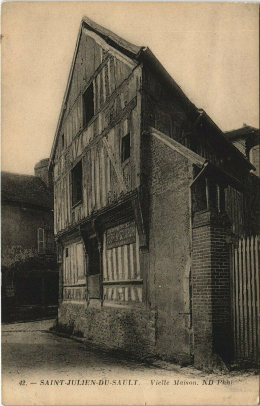 Carte postale ancienne Saint-Julien-du-Sault - Vielle Maison à Saint-Julien-du-Sault