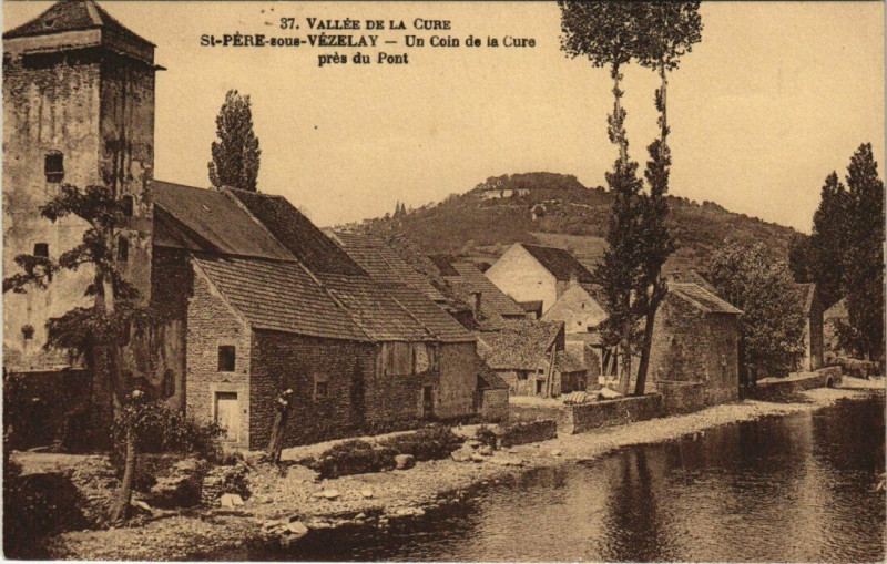 Carte postale ancienne Saint-Pere-sous-Vezelay - Un coin de la Cure pres du Pont à Vézelay