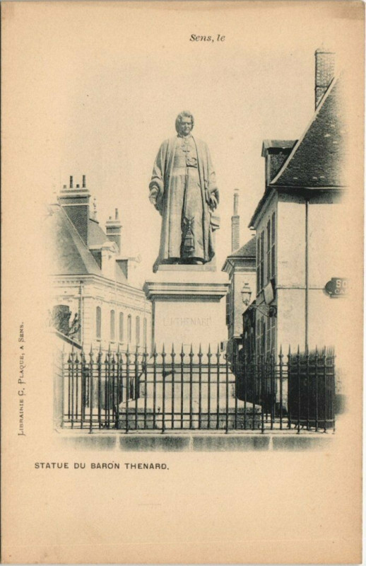 Carte postale ancienne Sens le Statue du baron Thenard à Sens