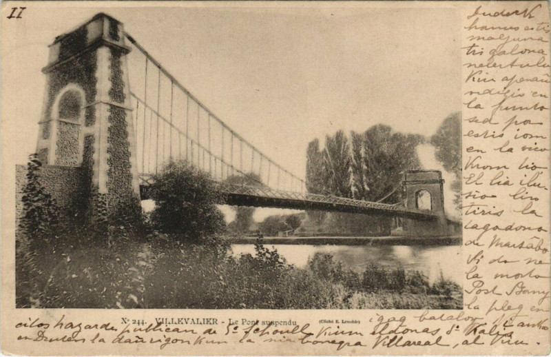 Carte postale ancienne Villevallier - Le Pont suspendu à Villevallier