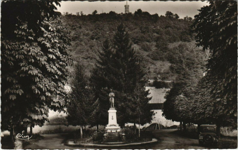 Carte postale ancienne Sermizelles - Le Mon. aux Morts la Tour Malakoff à Sermizelles