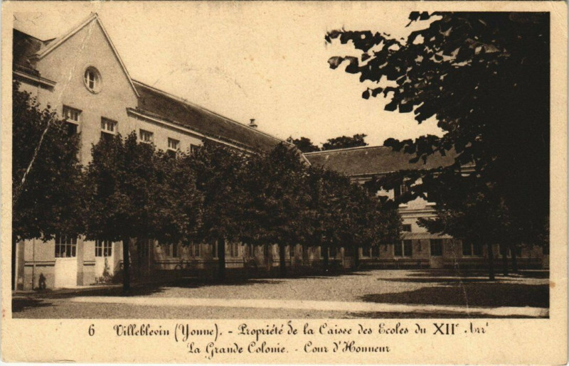 Carte postale ancienne Villeblevin - Propriete de la Caisée des Scoles du Xii à Villeblevin