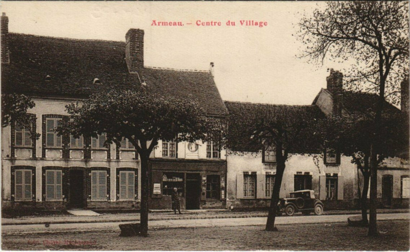 Carte postale ancienne Armeau - Centre du Village à Armeau