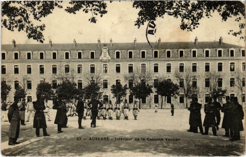 Carte postale ancienne Militaire - Auxerre - Int. de la Caserne Vauban à Auxerre