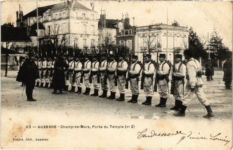 Carte postale ancienne Militaire - Auxerre - Champ-de-Mars Porte du Temple à Auxerre