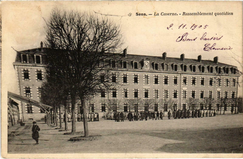 Carte postale ancienne Militaire - Sens - La Caserne - Rassemblement quotidien à Sens