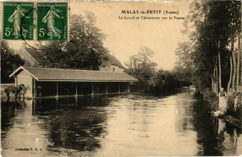 Carte postale ancienne Malay-le-Petit - Le Lavoir et l'Abreuvoir sur la Vanne à Malay-le-Petit