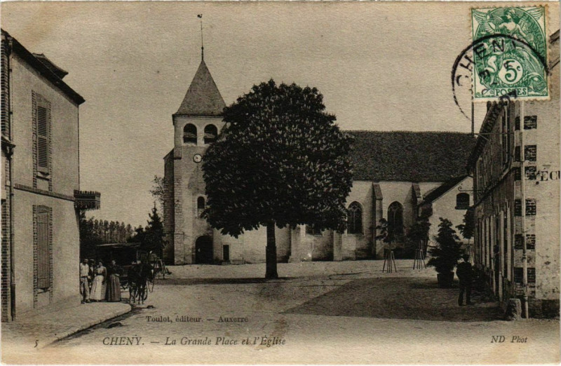 Carte postale ancienne Cheny - La Grande Place et l'Eglise à Cheny