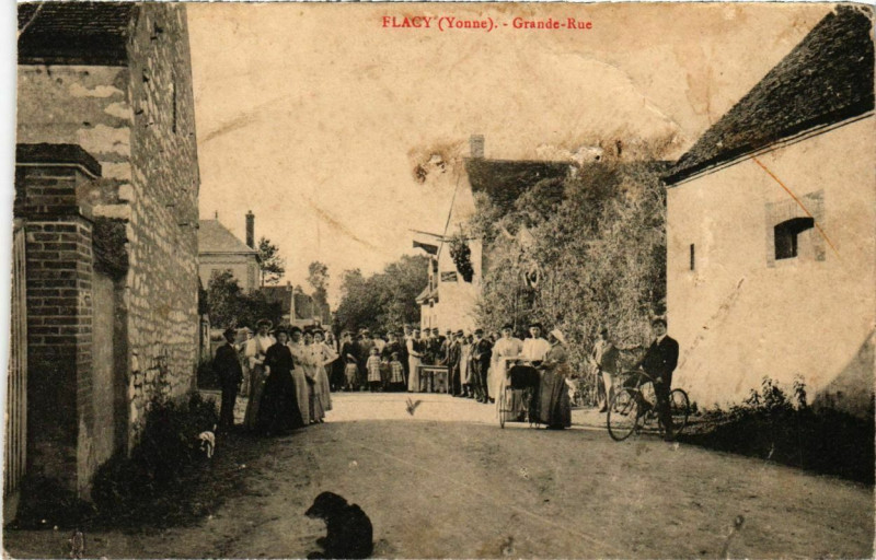 Carte postale ancienne Flacy - Grande Rue à Flacy