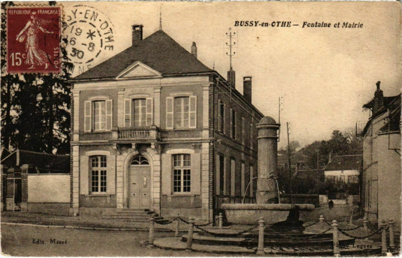 Carte postale ancienne Bussy-en-Othe - Fontaine et Mairie à Bussy-en-Othe