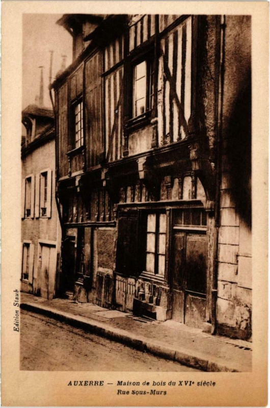 Carte postale ancienne Auxerre - Maison de bois du Xvi siecle à Auxerre