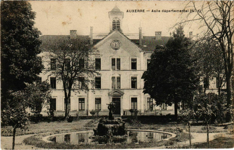 Carte postale ancienne Auxerre - Asile departemental à Auxerre