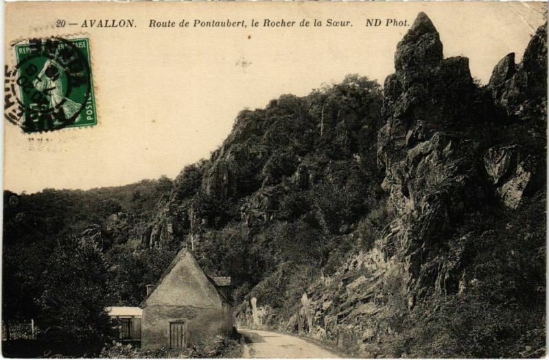 Carte postale ancienne Avallon - Route de Pontaubert à Avallon
