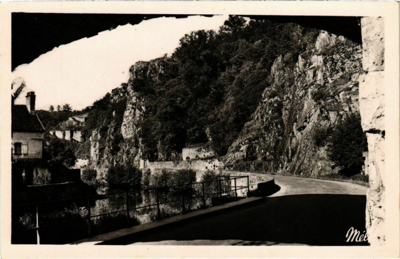 Carte postale ancienne Avallon - Vallée du Cousin à Avallon