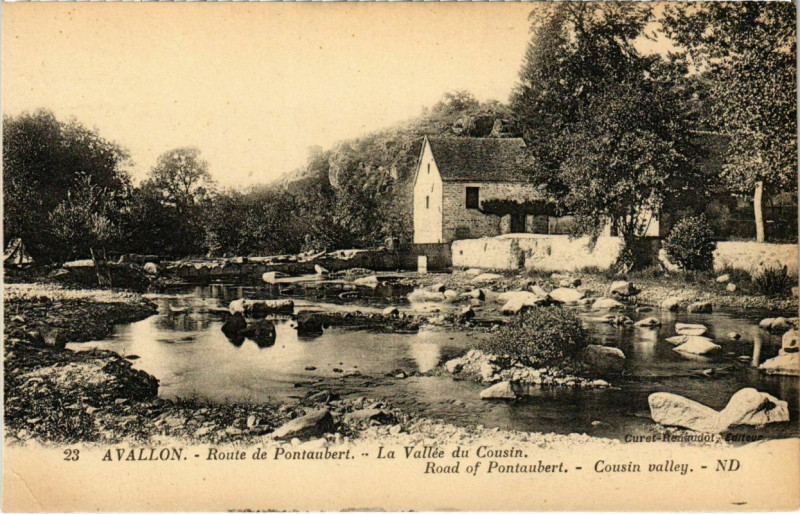 Carte postale ancienne Avallon - Route de Pontaubert à Avallon